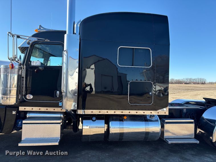image for item FG2543 2022 Peterbilt 389 semi truck