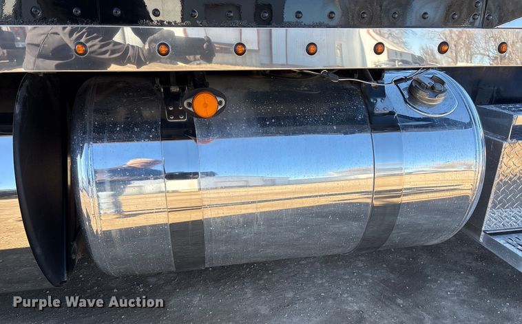 image for item FG2543 2022 Peterbilt 389 semi truck