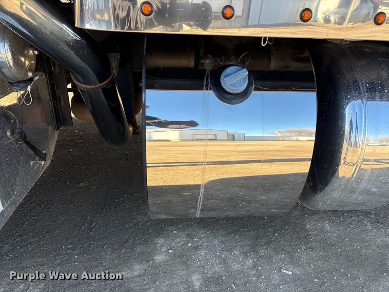 image for item FG2543 2022 Peterbilt 389 semi truck