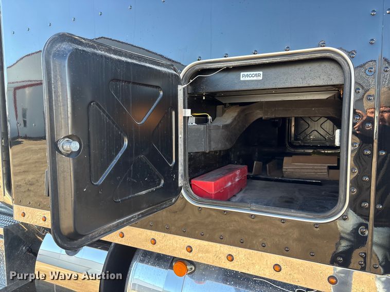 image for item FG2543 2022 Peterbilt 389 semi truck