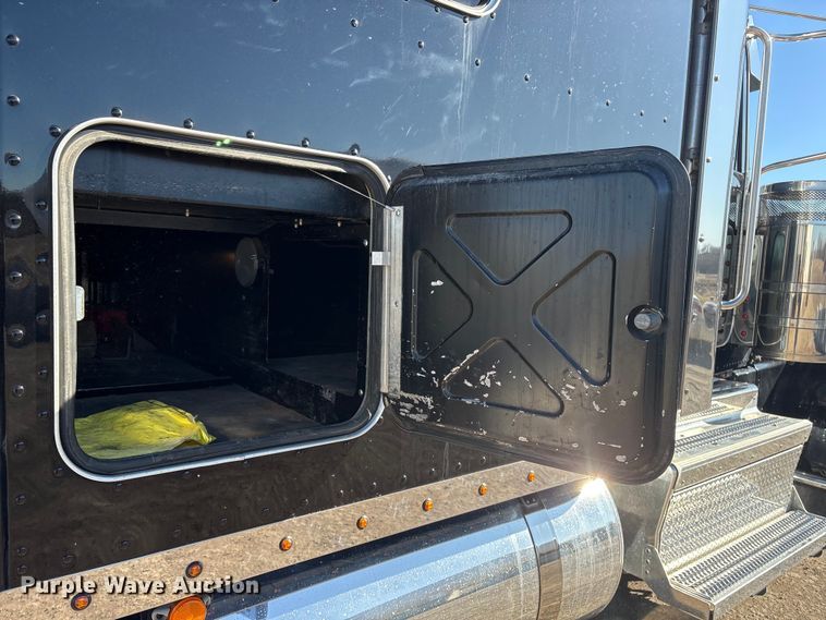 image for item FG2543 2022 Peterbilt 389 semi truck