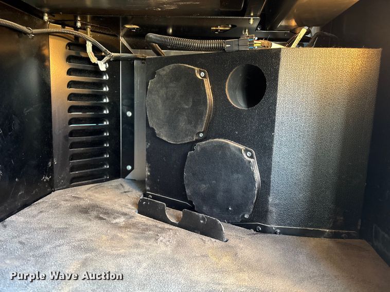 image for item FG2543 2022 Peterbilt 389 semi truck