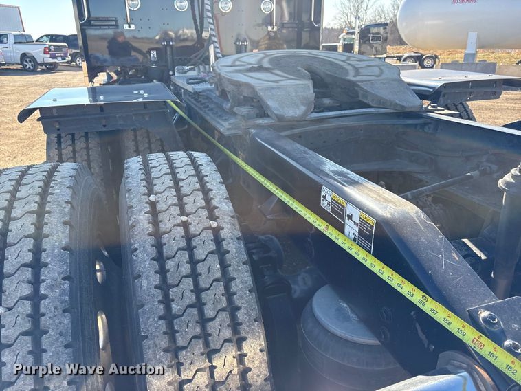 image for item FG2543 2022 Peterbilt 389 semi truck