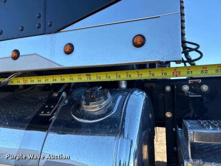 image for item FG2543 2022 Peterbilt 389 semi truck