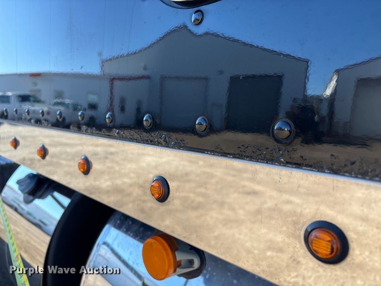 image for item FG2543 2022 Peterbilt 389 semi truck