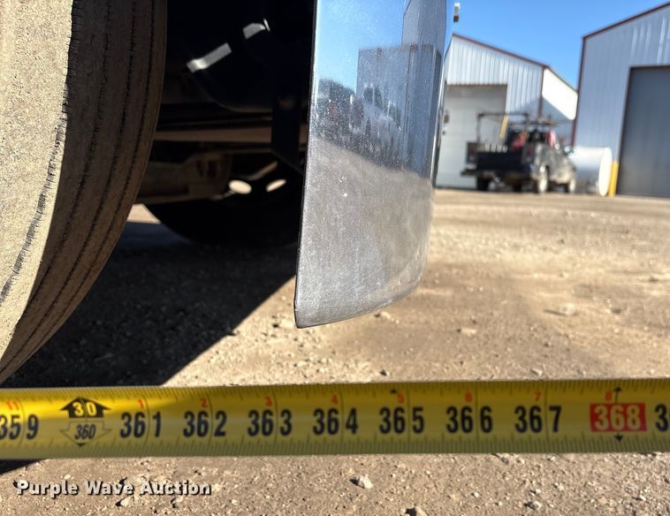 image for item FG2543 2022 Peterbilt 389 semi truck