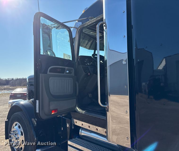 image for item FG2543 2022 Peterbilt 389 semi truck