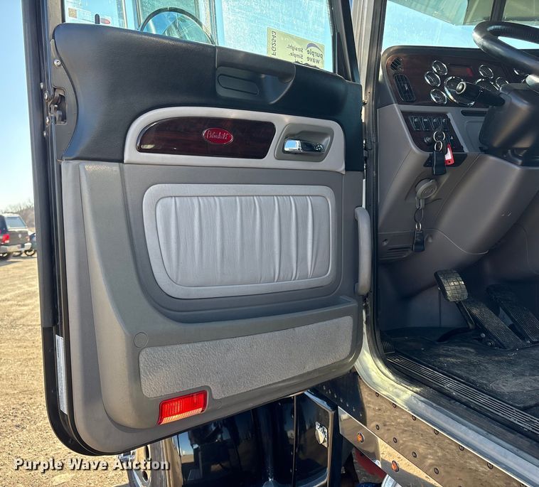 image for item FG2543 2022 Peterbilt 389 semi truck