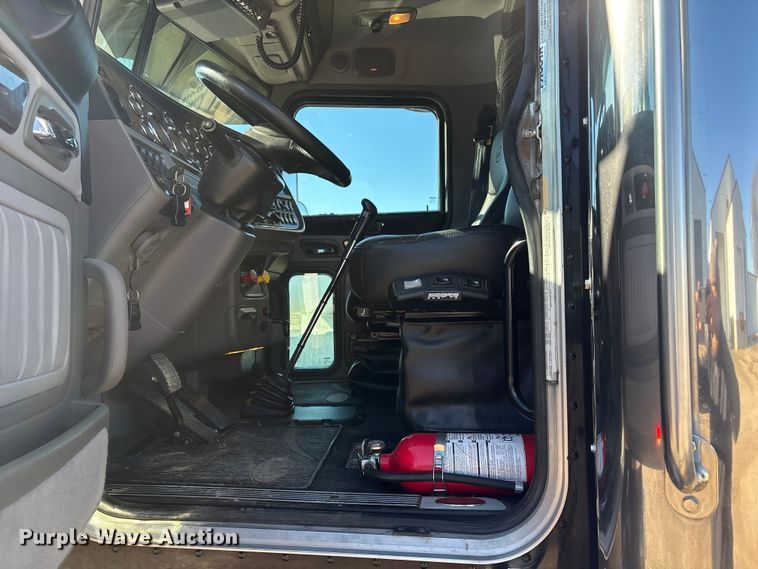 image for item FG2543 2022 Peterbilt 389 semi truck