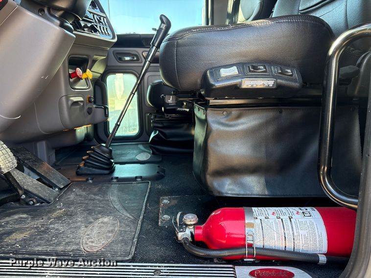 image for item FG2543 2022 Peterbilt 389 semi truck