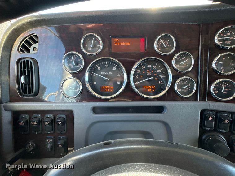 image for item FG2543 2022 Peterbilt 389 semi truck