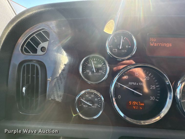 image for item FG2543 2022 Peterbilt 389 semi truck