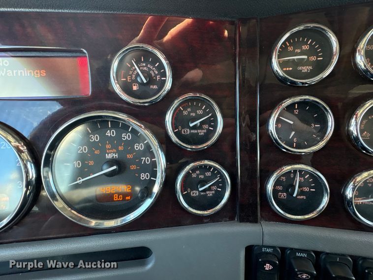 image for item FG2543 2022 Peterbilt 389 semi truck