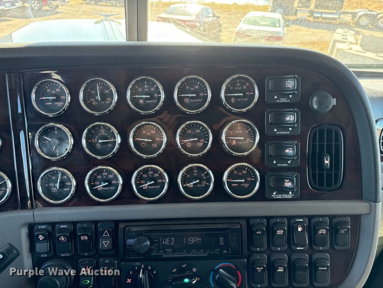 image for item FG2543 2022 Peterbilt 389 semi truck