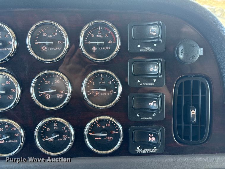 image for item FG2543 2022 Peterbilt 389 semi truck