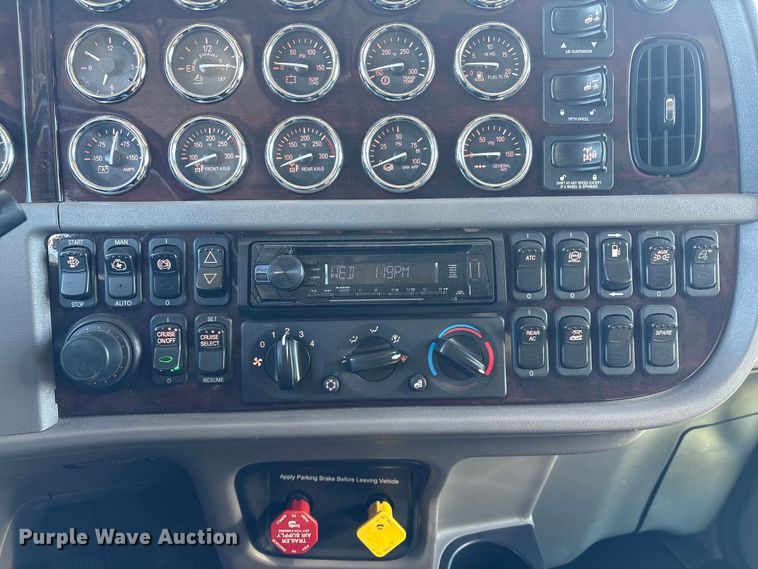 image for item FG2543 2022 Peterbilt 389 semi truck