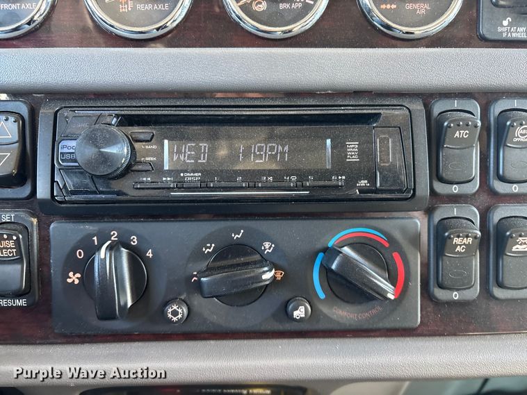 image for item FG2543 2022 Peterbilt 389 semi truck