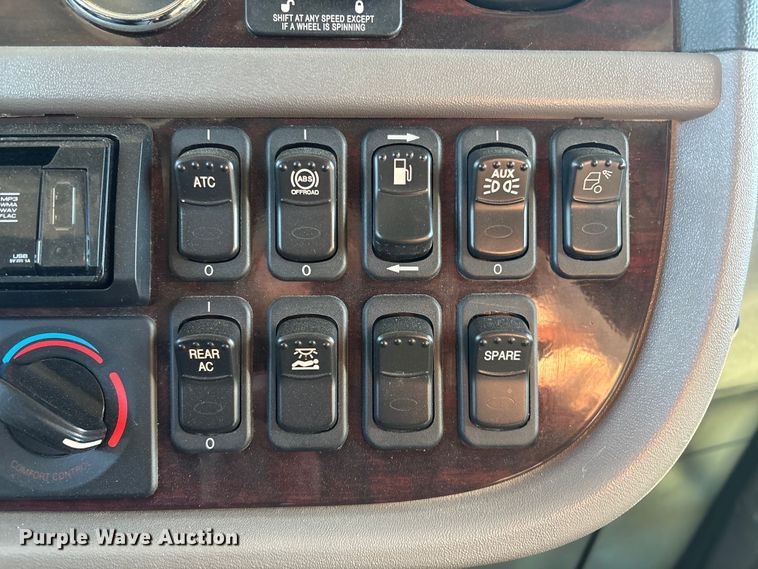 image for item FG2543 2022 Peterbilt 389 semi truck