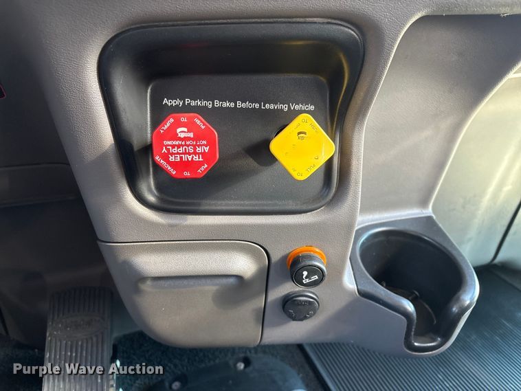 image for item FG2543 2022 Peterbilt 389 semi truck