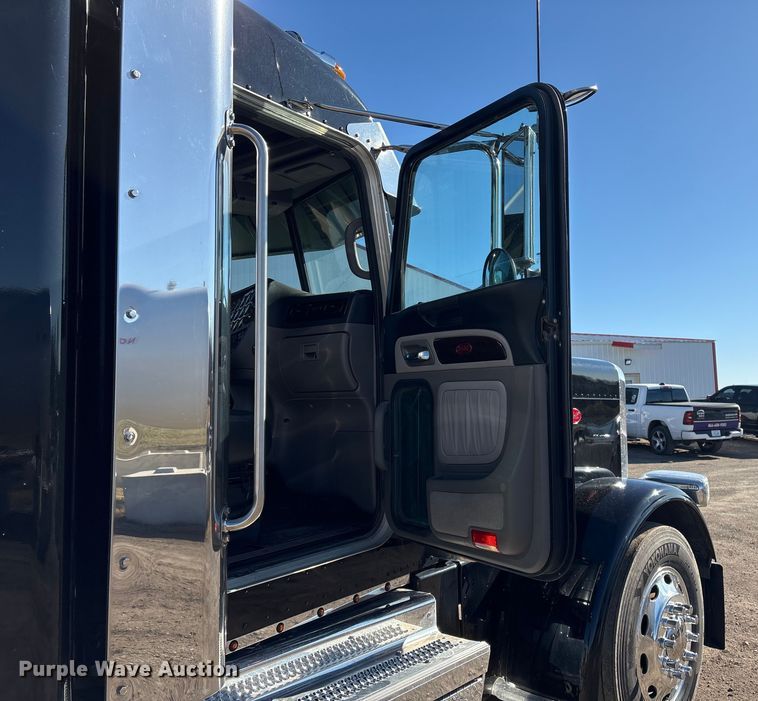 image for item FG2543 2022 Peterbilt 389 semi truck