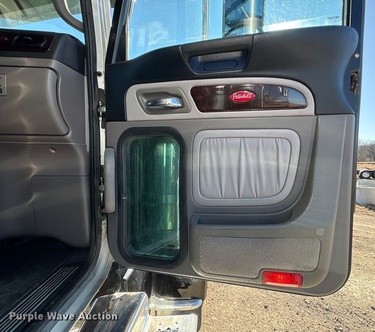 image for item FG2543 2022 Peterbilt 389 semi truck