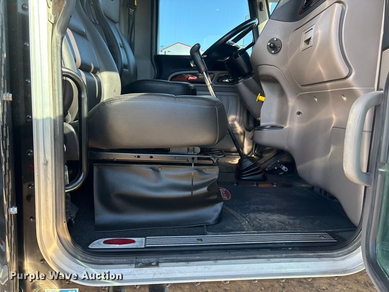 image for item FG2543 2022 Peterbilt 389 semi truck