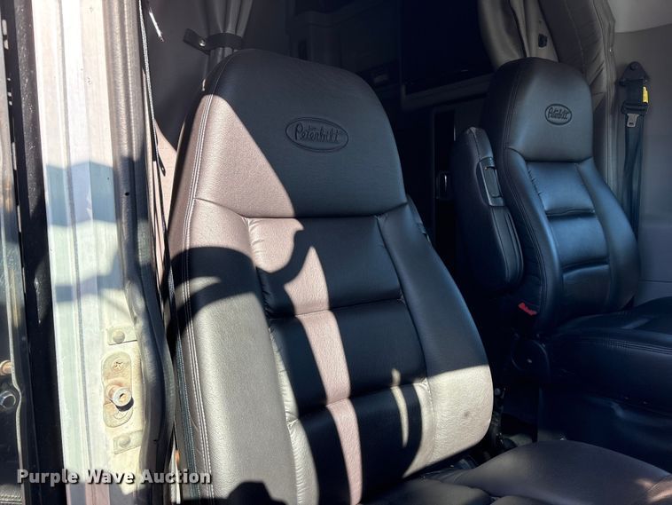 image for item FG2543 2022 Peterbilt 389 semi truck