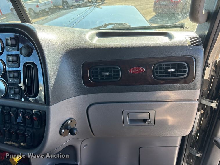 image for item FG2543 2022 Peterbilt 389 semi truck