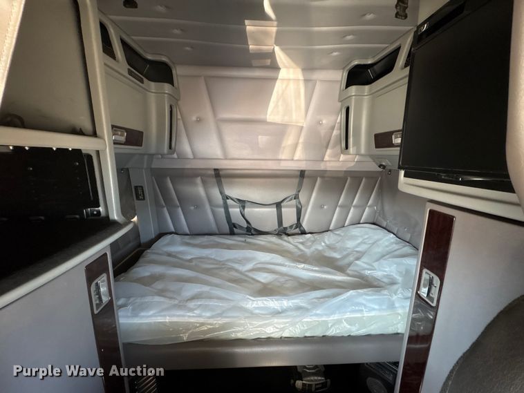 image for item FG2543 2022 Peterbilt 389 semi truck