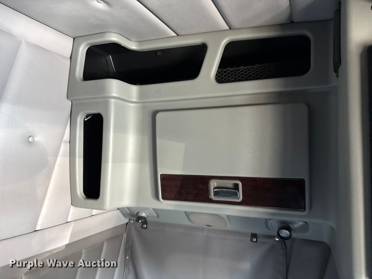 image for item FG2543 2022 Peterbilt 389 semi truck