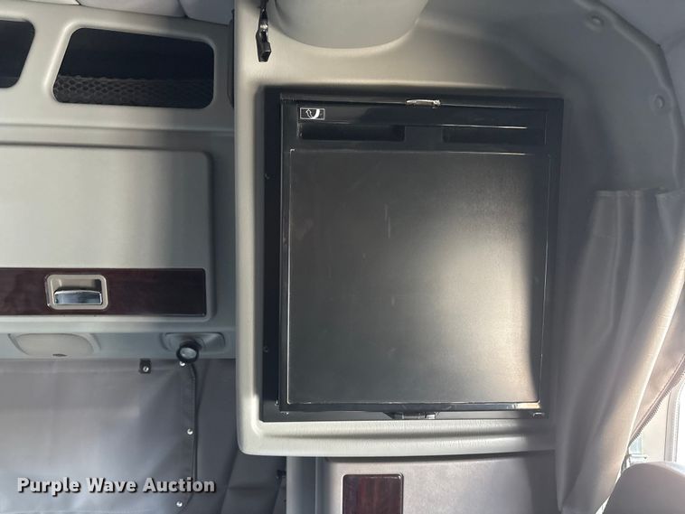 image for item FG2543 2022 Peterbilt 389 semi truck