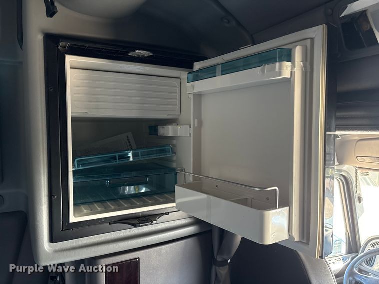 image for item FG2543 2022 Peterbilt 389 semi truck