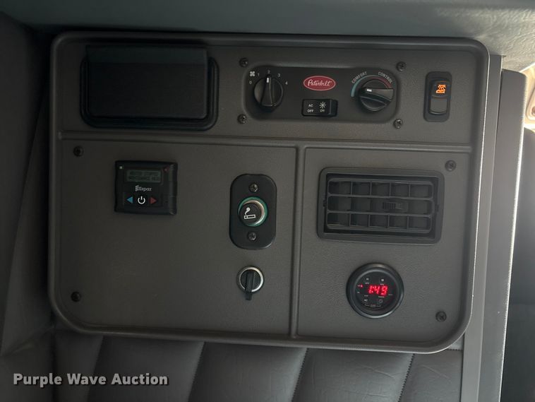 image for item FG2543 2022 Peterbilt 389 semi truck