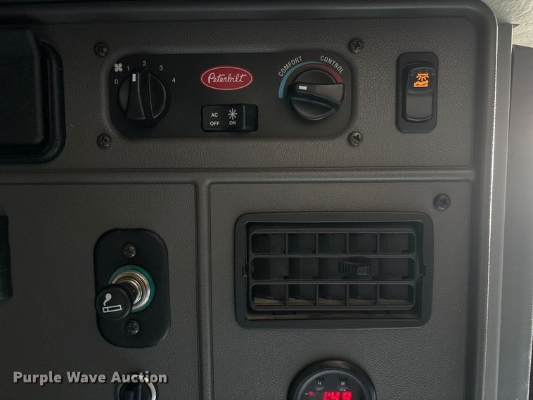 image for item FG2543 2022 Peterbilt 389 semi truck