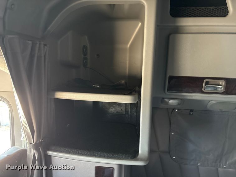 image for item FG2543 2022 Peterbilt 389 semi truck