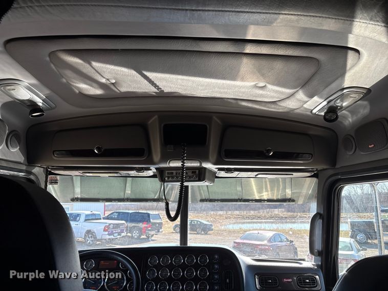 image for item FG2543 2022 Peterbilt 389 semi truck