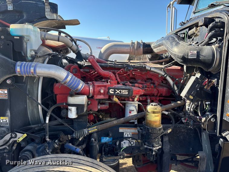 image for item FG2543 2022 Peterbilt 389 semi truck