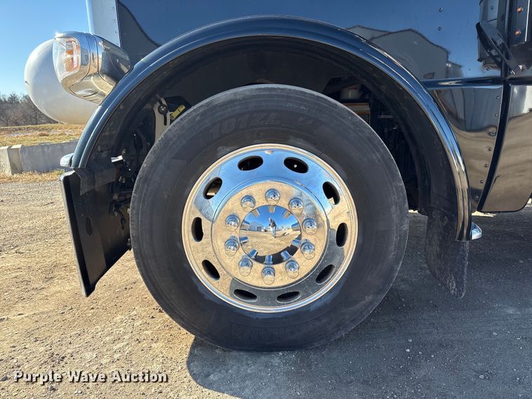 image for item FG2543 2022 Peterbilt 389 semi truck