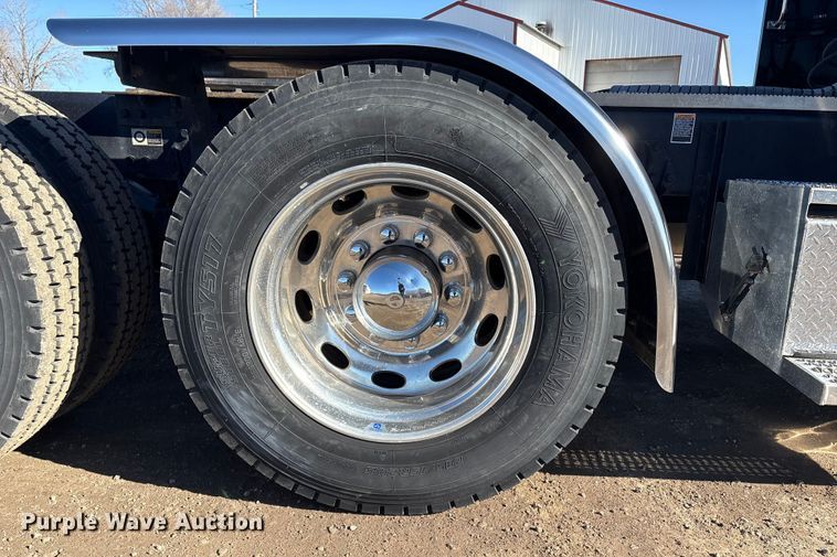 image for item FG2543 2022 Peterbilt 389 semi truck