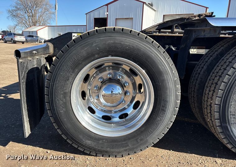 image for item FG2543 2022 Peterbilt 389 semi truck