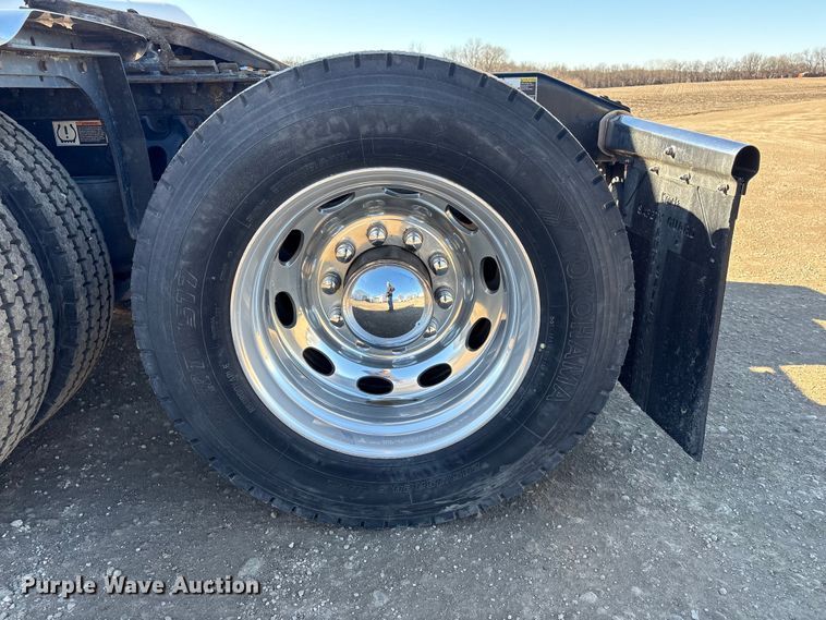 image for item FG2543 2022 Peterbilt 389 semi truck