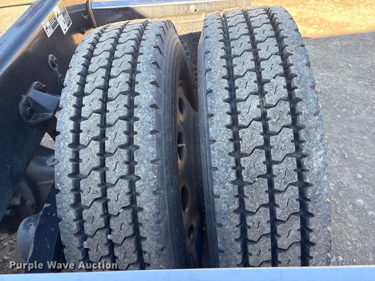 image for item FG2543 2022 Peterbilt 389 semi truck