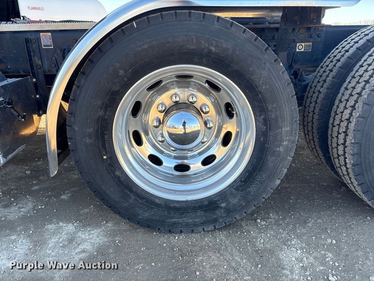 image for item FG2543 2022 Peterbilt 389 semi truck