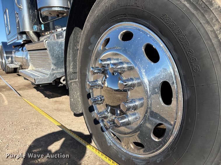 image for item FG2543 2022 Peterbilt 389 semi truck