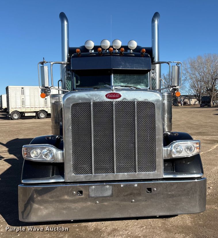 image for item FG2544 2022 Peterbilt 389 semi truck