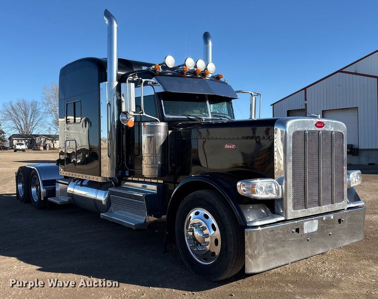 image for item FG2544 2022 Peterbilt 389 semi truck