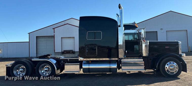 image for item FG2544 2022 Peterbilt 389 semi truck