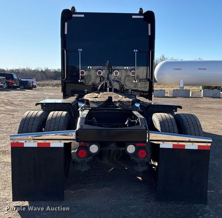 image for item FG2544 2022 Peterbilt 389 semi truck