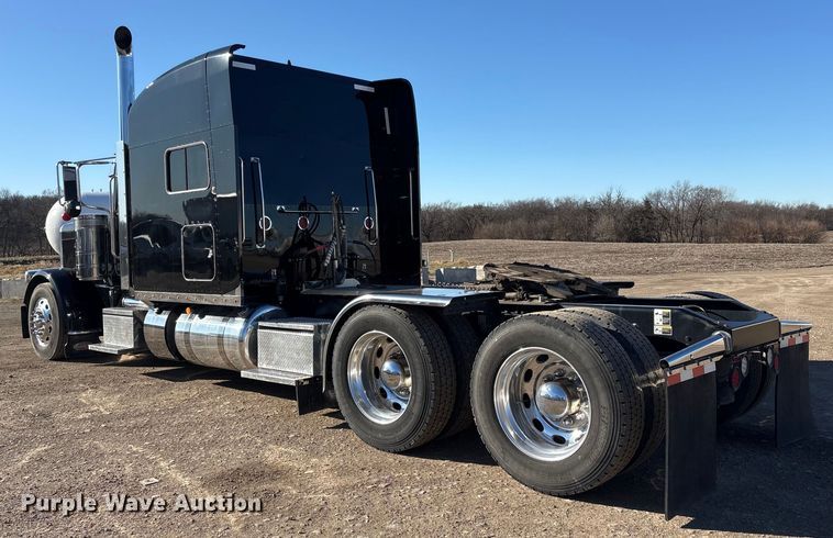 image for item FG2544 2022 Peterbilt 389 semi truck