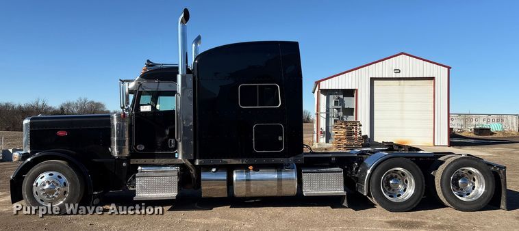 image for item FG2544 2022 Peterbilt 389 semi truck